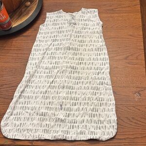 Halo SleepSack gray triangle print size medium (6-12M)